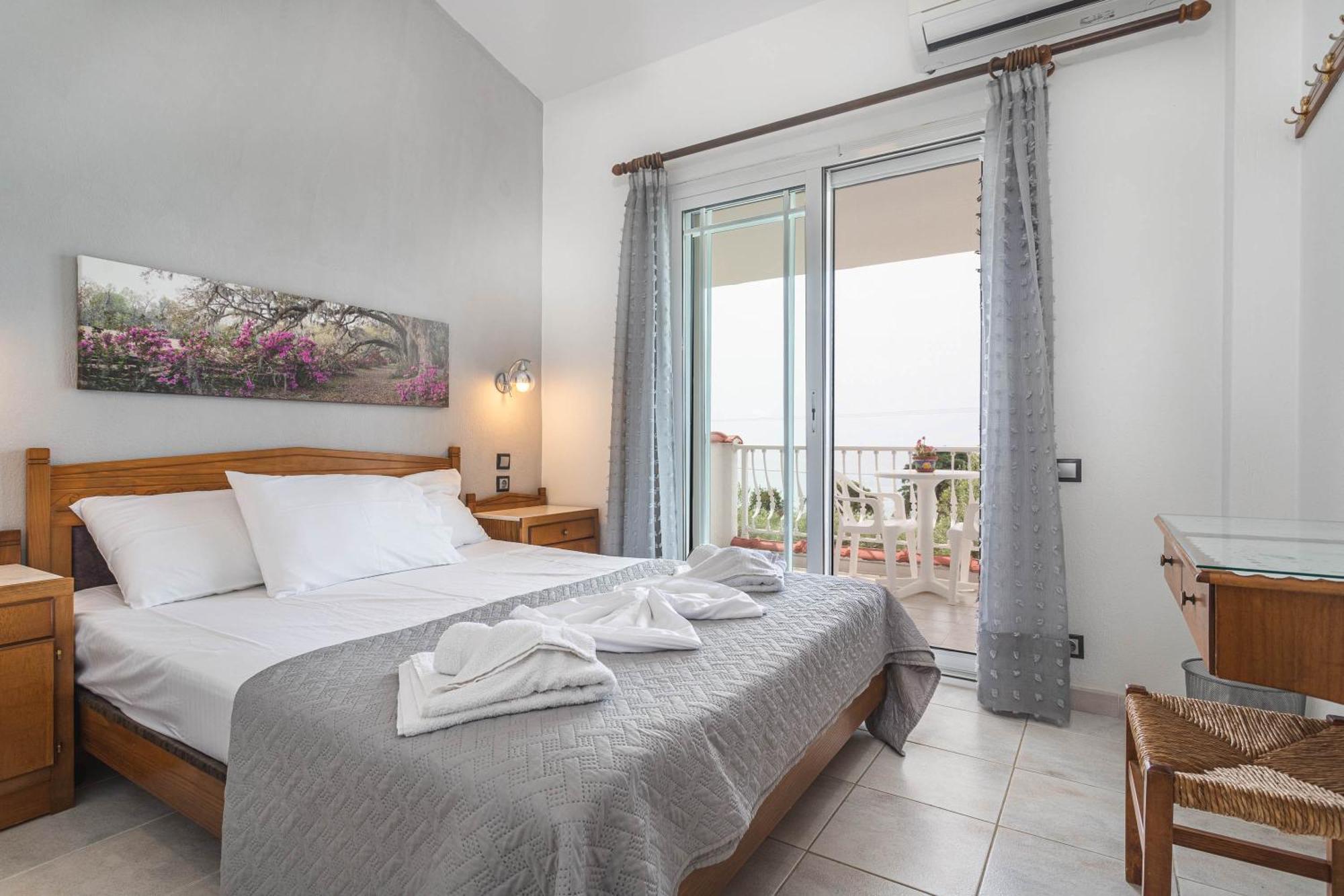 Mola Kalyva Suites *